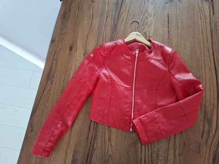Rote Kunstlederjacke, Grösse S, ideal für den Frühling!