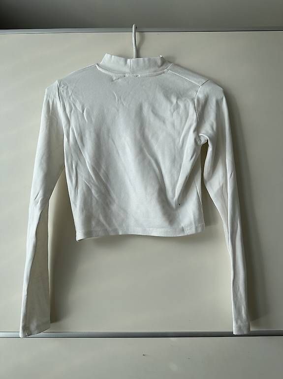Bershka Top: weisses Crop-Top – Nuovo (secondo la descrizione) da Romanshorn venduto da ila_2nzf 1