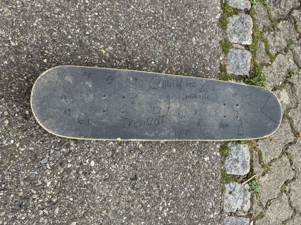 Decathlon Skateboards: Skateboard Oxelo Graffiti Design gebraucht – Gebraucht aus Oetwil am See von cos_lzr8 2