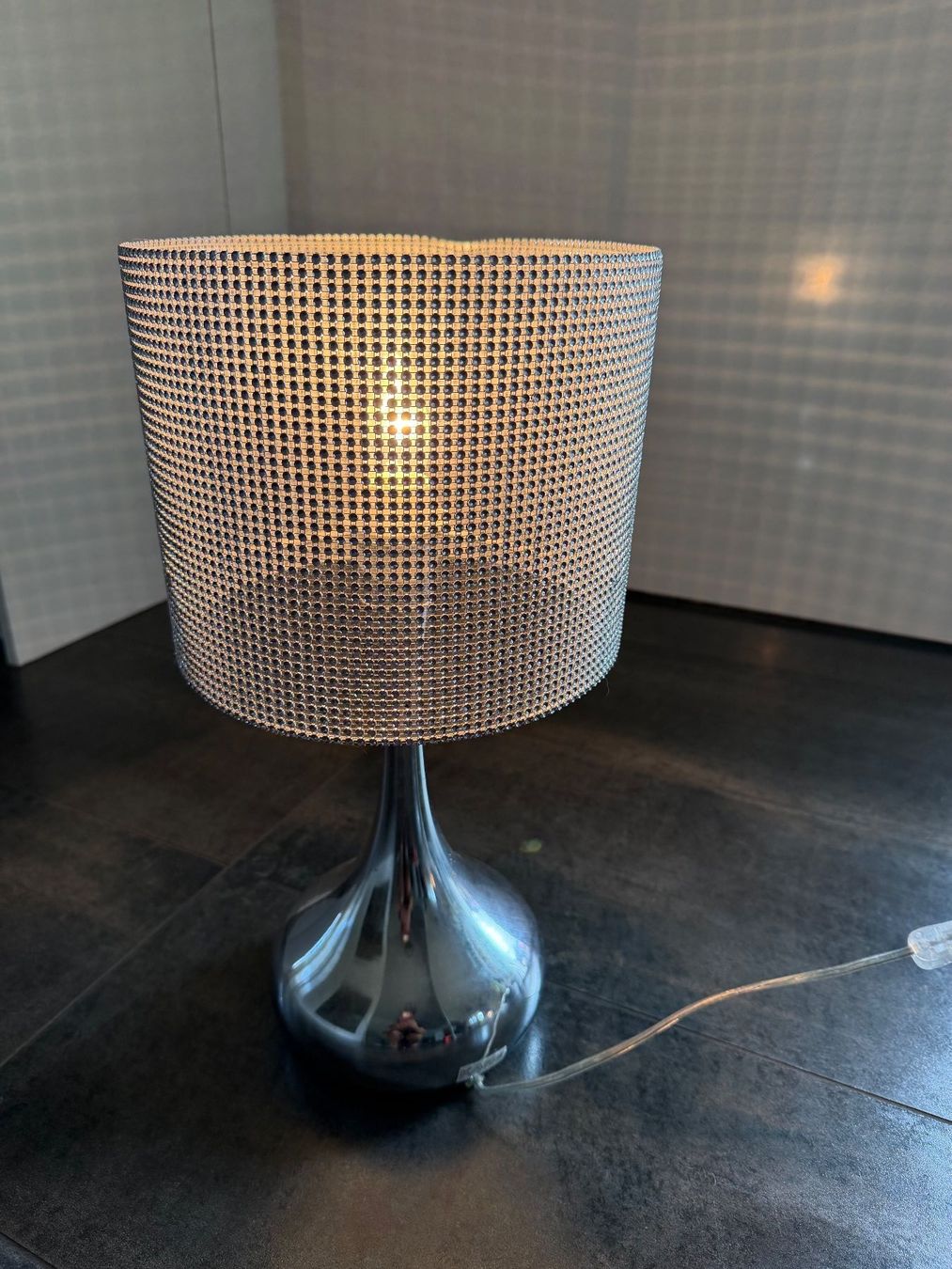 Lampade: Tischlampe Strass Silber Chrom Glänzend – Usato da Muttenz venduto da flowers04