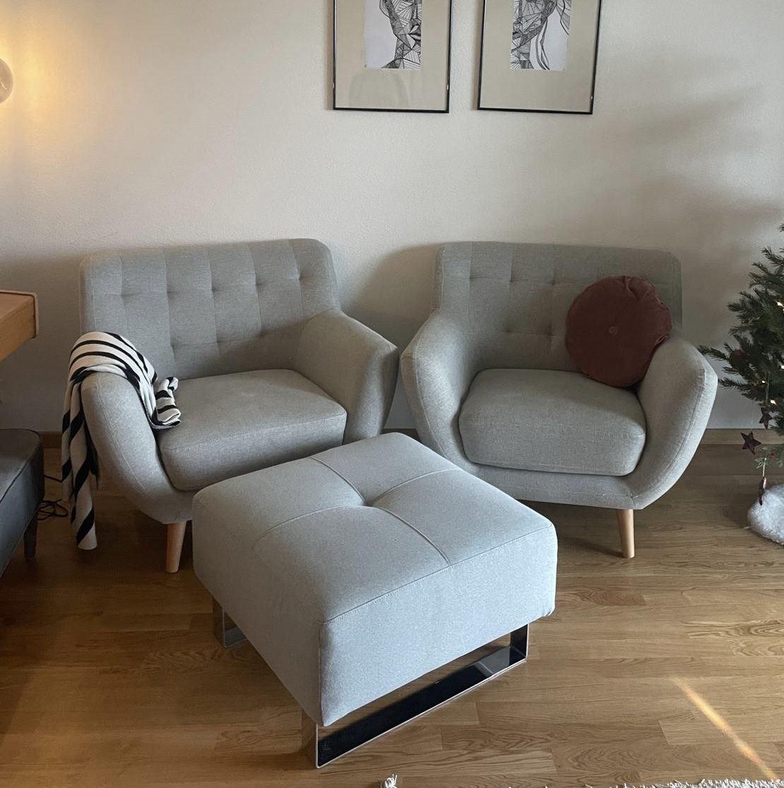 Poltrone: 2 Sessel mit Hocker hellgrau Stoff guter Zustand – Usato da Affoltern am Albis venduto da ned_6rcf