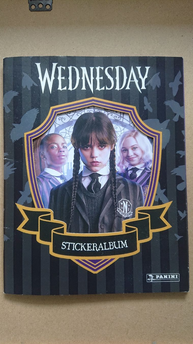 Panini Carte collezionabili: Wednesday Stickerbuch Panini mit allen sticker – Usato da Chur venduto da FreakofRarity