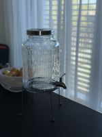 Getränkespender aus Glas mit Metallgestell guter Zustand