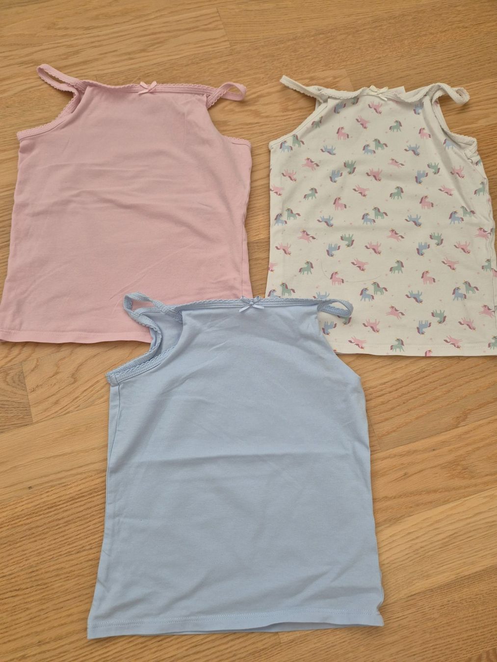 H&M Biancheria intima: 3 Unterhemden Kinder H&M 110/116 – Usato da Pfäffikon SZ venduto da Ka6ka