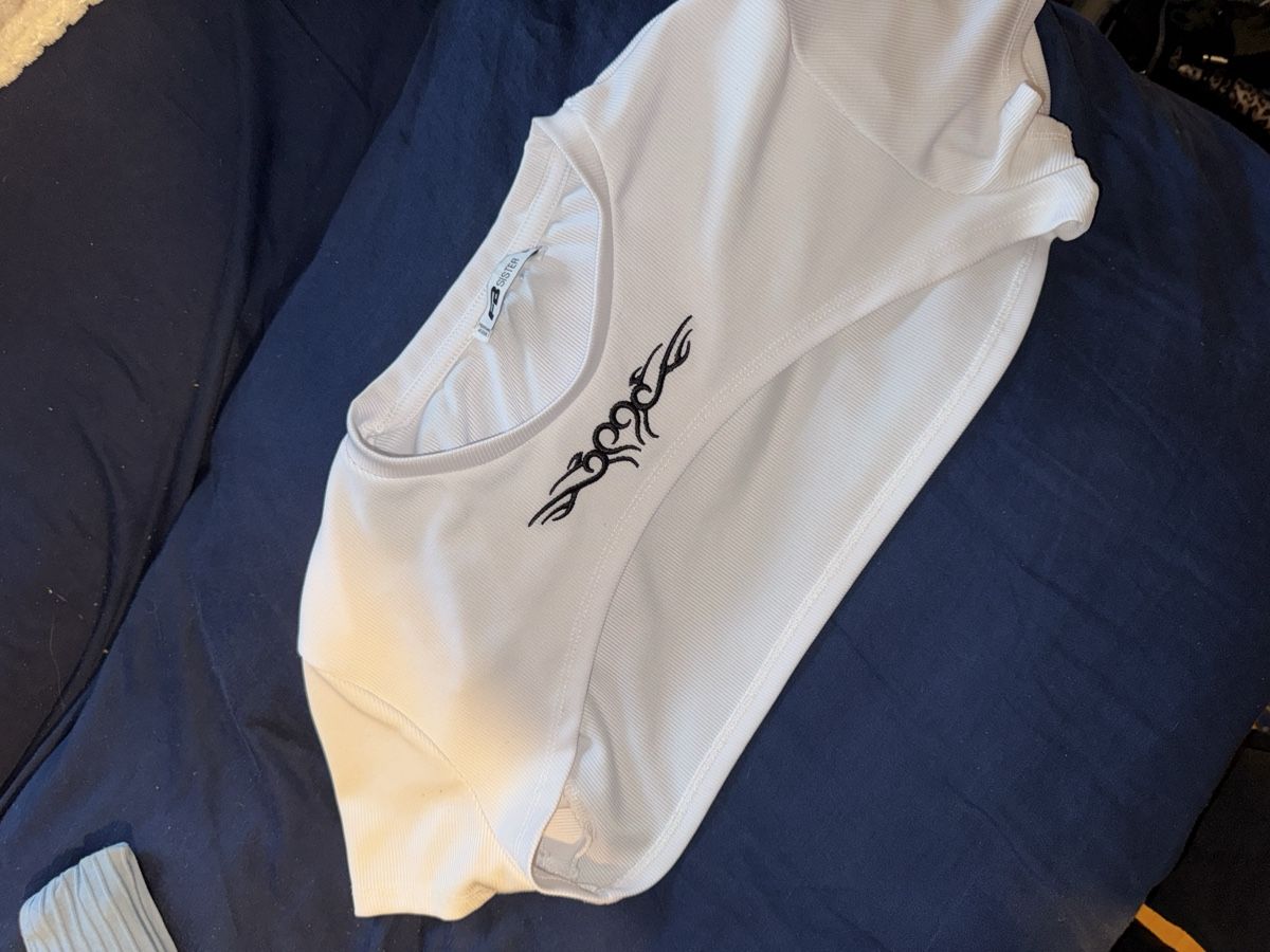 Top: Y2K White Top with Tattoo Design – Usato da Zofingen venduto da cva_w7vn