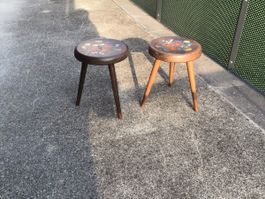 2er Set Vintage Melkhocker Holz mit Blumenmalerei handbemalt
