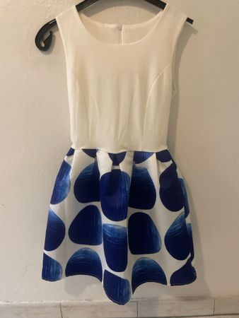 Sommerliches Kleid mit blauem Muster, Grösse S, Top Zustand!