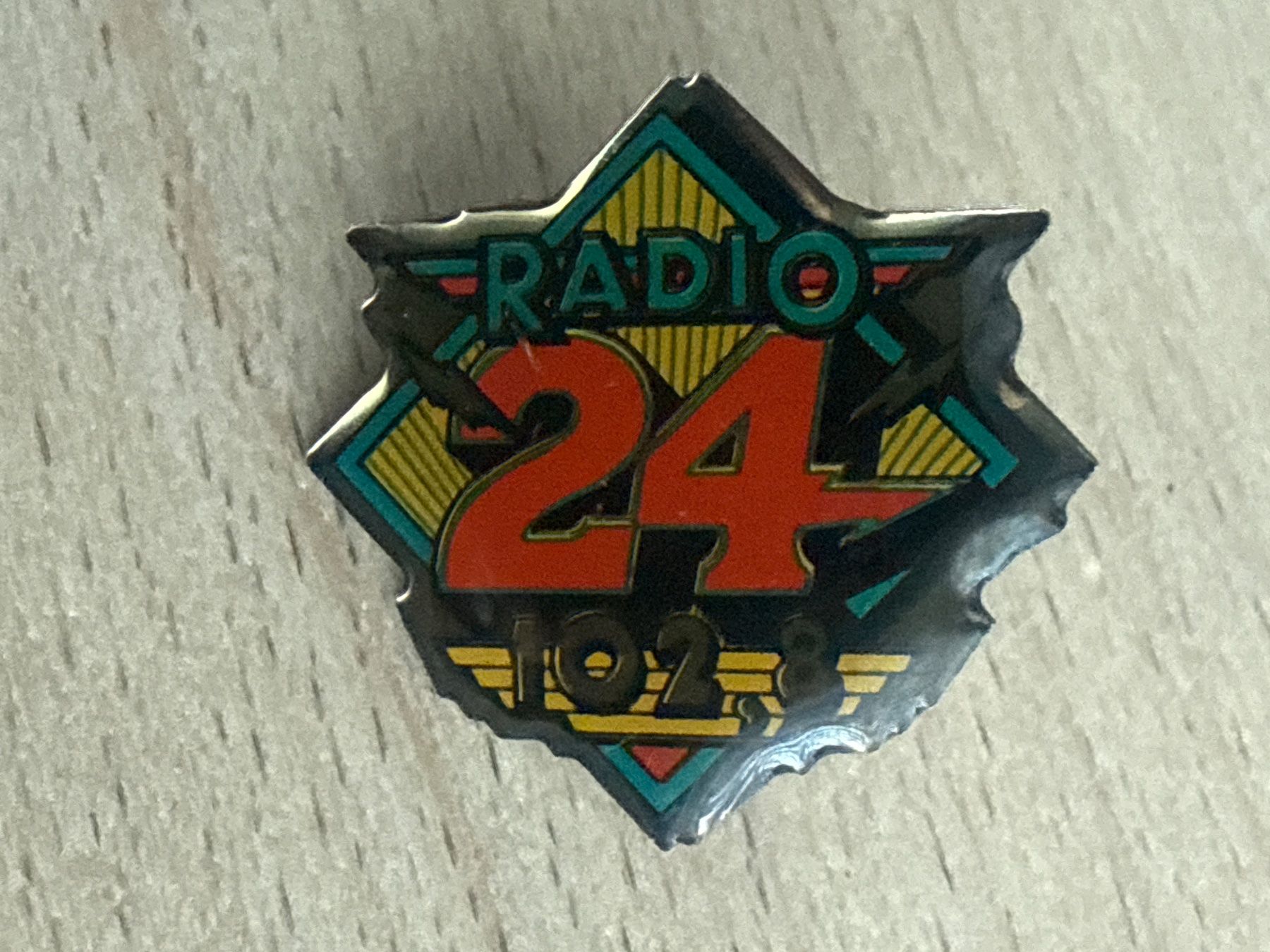Placchette & Badge: Pin Radio 24 102.8 – Usato da Glattbrugg venduto da Schweigmatt