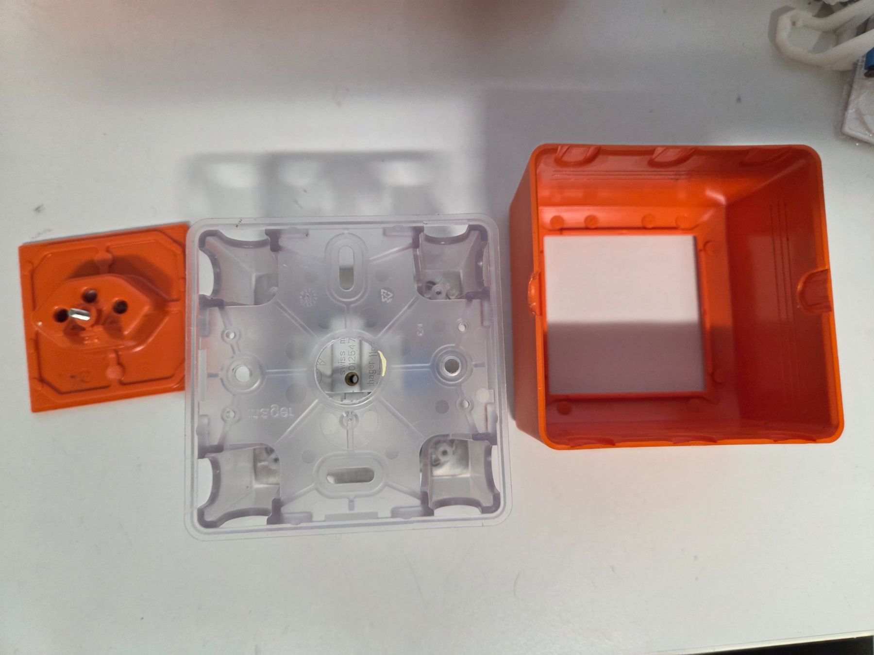Hager Spine: AP Steckdose T13 Hager Typ13 orange – Usato da Zürich venduto da Alibaba1234 4