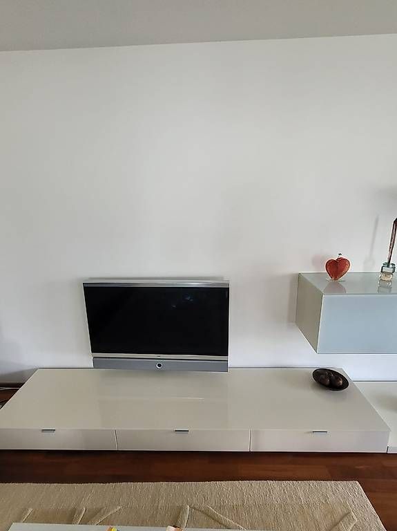 Mobili TV: Bodensideboard/ TV Möbel Modell 212, Podesplatte Modell 212 – Usato da Hünenberg See venduto da ulricsil
