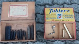 2 Vintage Holzkisten mit Gewichten für Hängeuhren