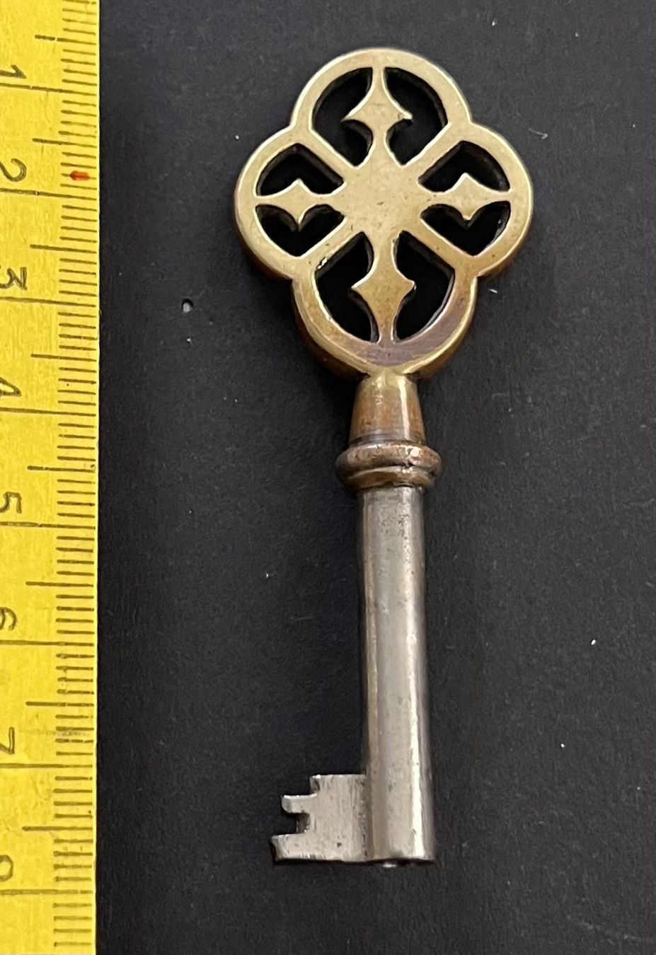 Chiavi: Antiker Zierschlüssel Metall oder Messing ca 8 cm – Usato da Ostermundigen venduto da DaxKarten-75 1