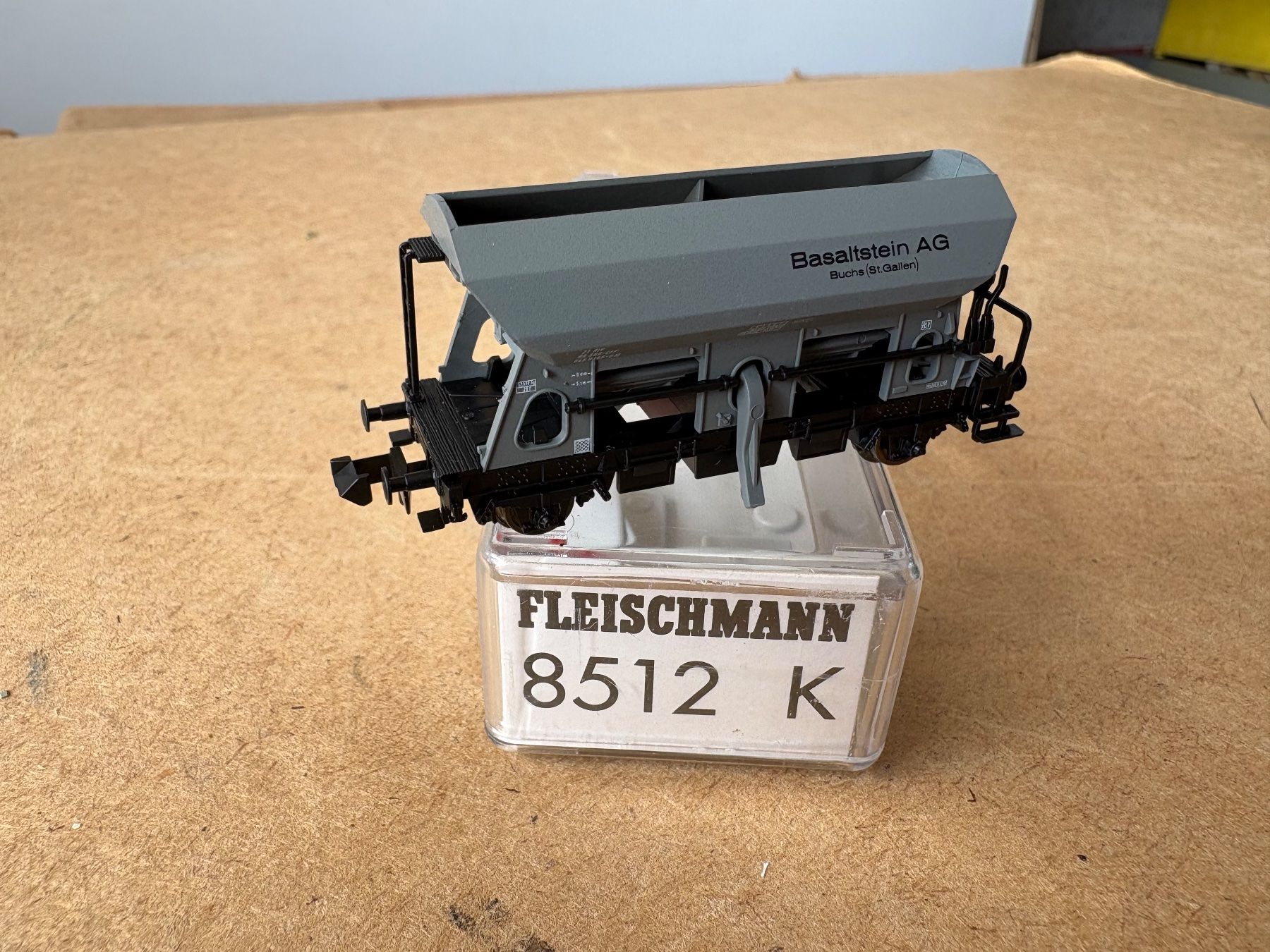 Fleischmann Modellini di ferrovie: Fleischmann 8512 Selbstentladewagen Basaltstein AG SBB – Nuovo e nell'imballaggio originale da Hauterive NE venduto da eriamch