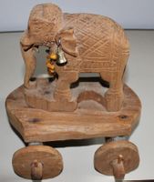 Alter, indischer Holz Elefant auf Rädern, Vintage