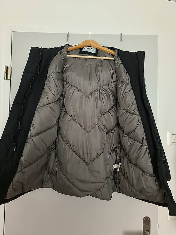 Giacche: Winterjacke schwarz mit Echtfellkragen – Usato da Seewen SZ venduto da MEttlin01