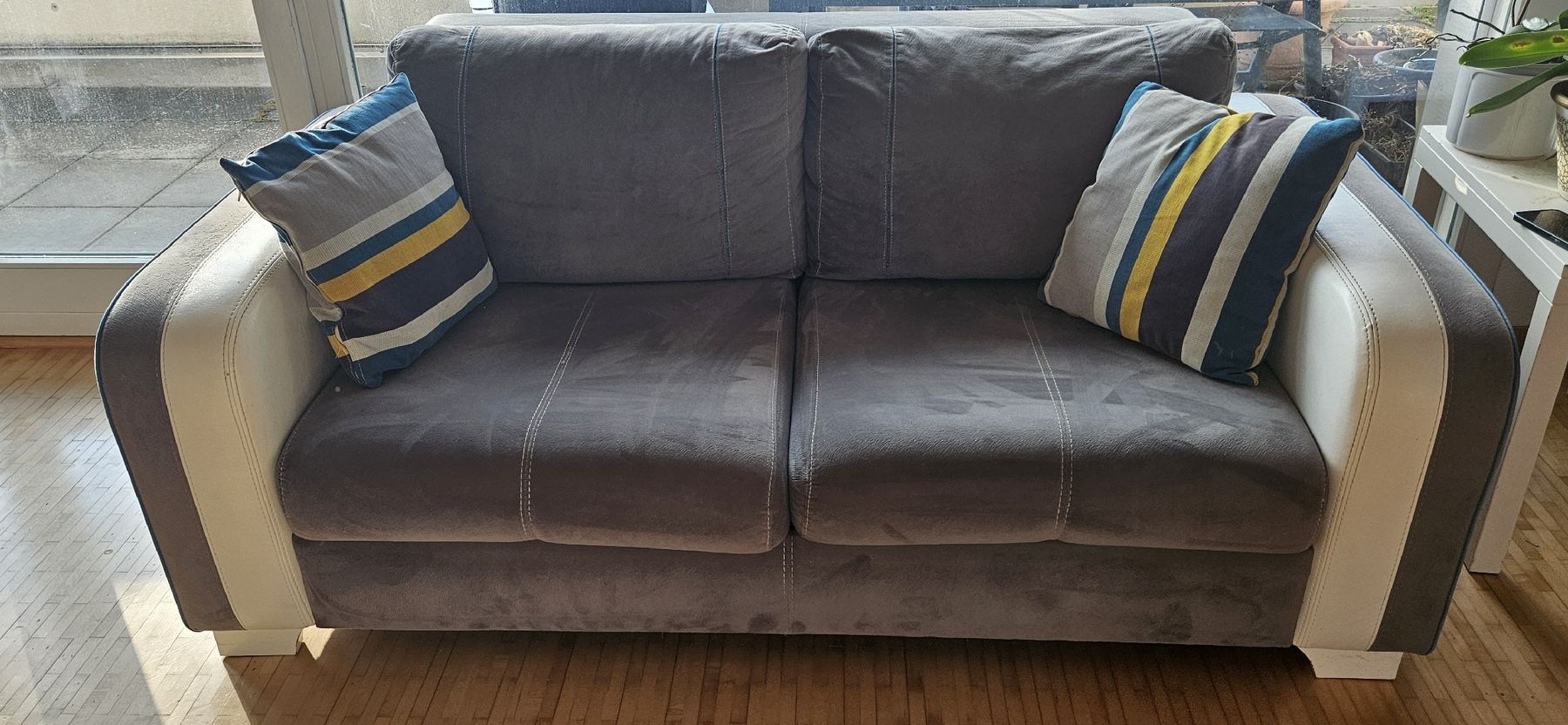Sedie a sdraio: two sofas, an armchair, a TV stand and a stand lamp – Usato da Enggistein venduto da onu_7c28 1