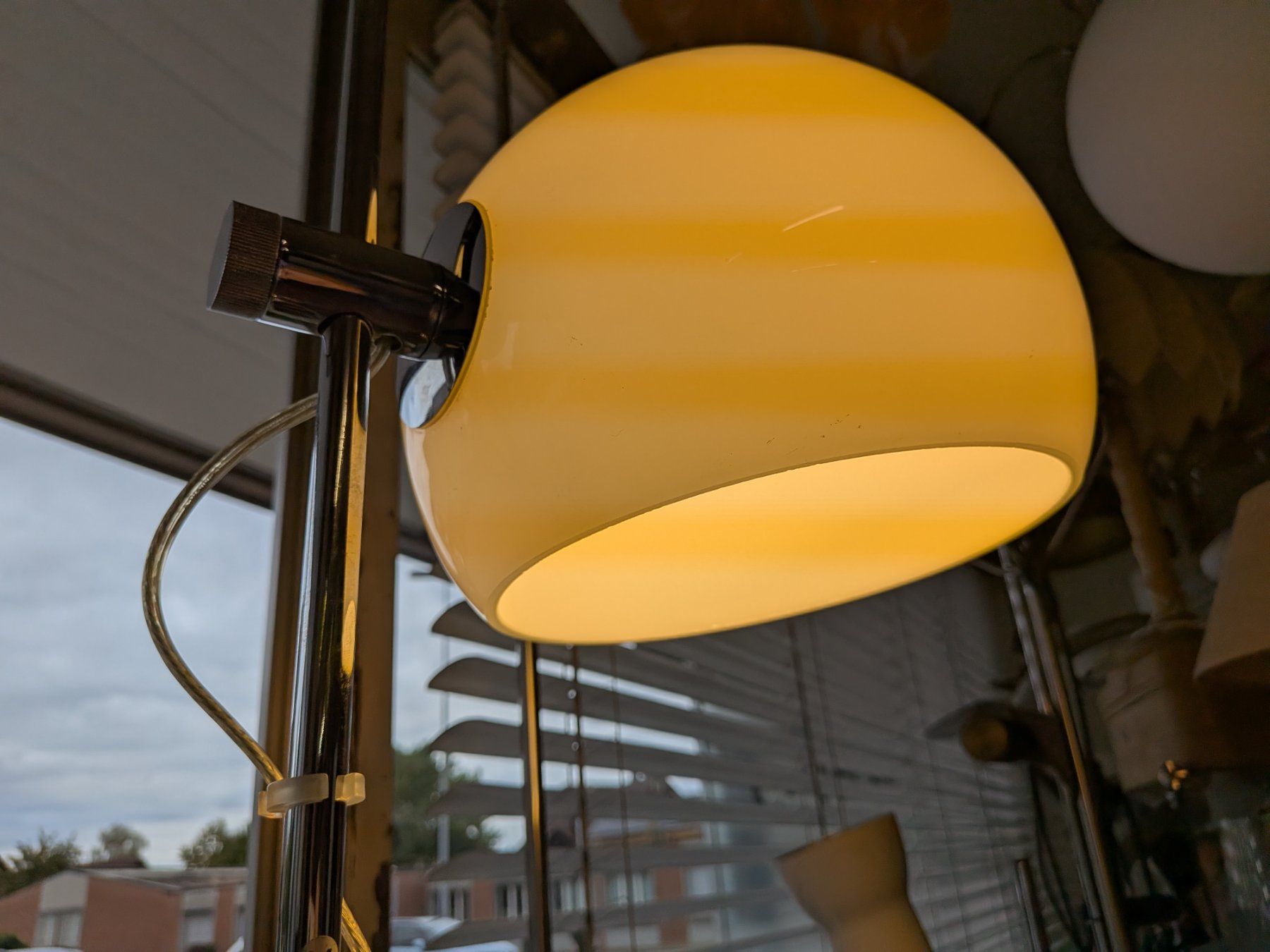 Lampen: Stehlampe mit Kugelglasschirm – Gebraucht aus Emmen von Brockofsky 5