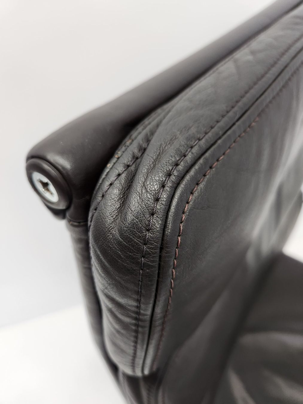 Vitra Sedie: Vitra Soft Pad EA219 Leder chocolate – Usato da Bad Zurzach venduto da QLASSIQ 8