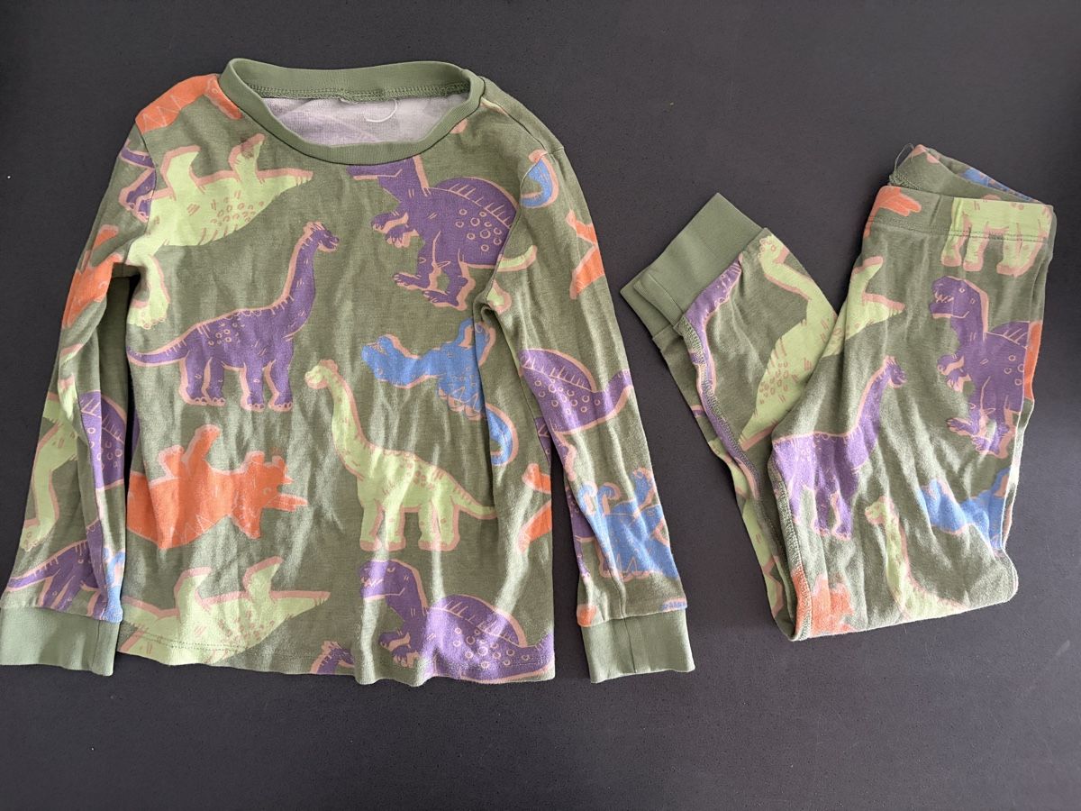 Pyjamas: Kinder Pyjama Langarm Dinosaurier Muster 98 – D'occasion à Leibstadt par Shopcity