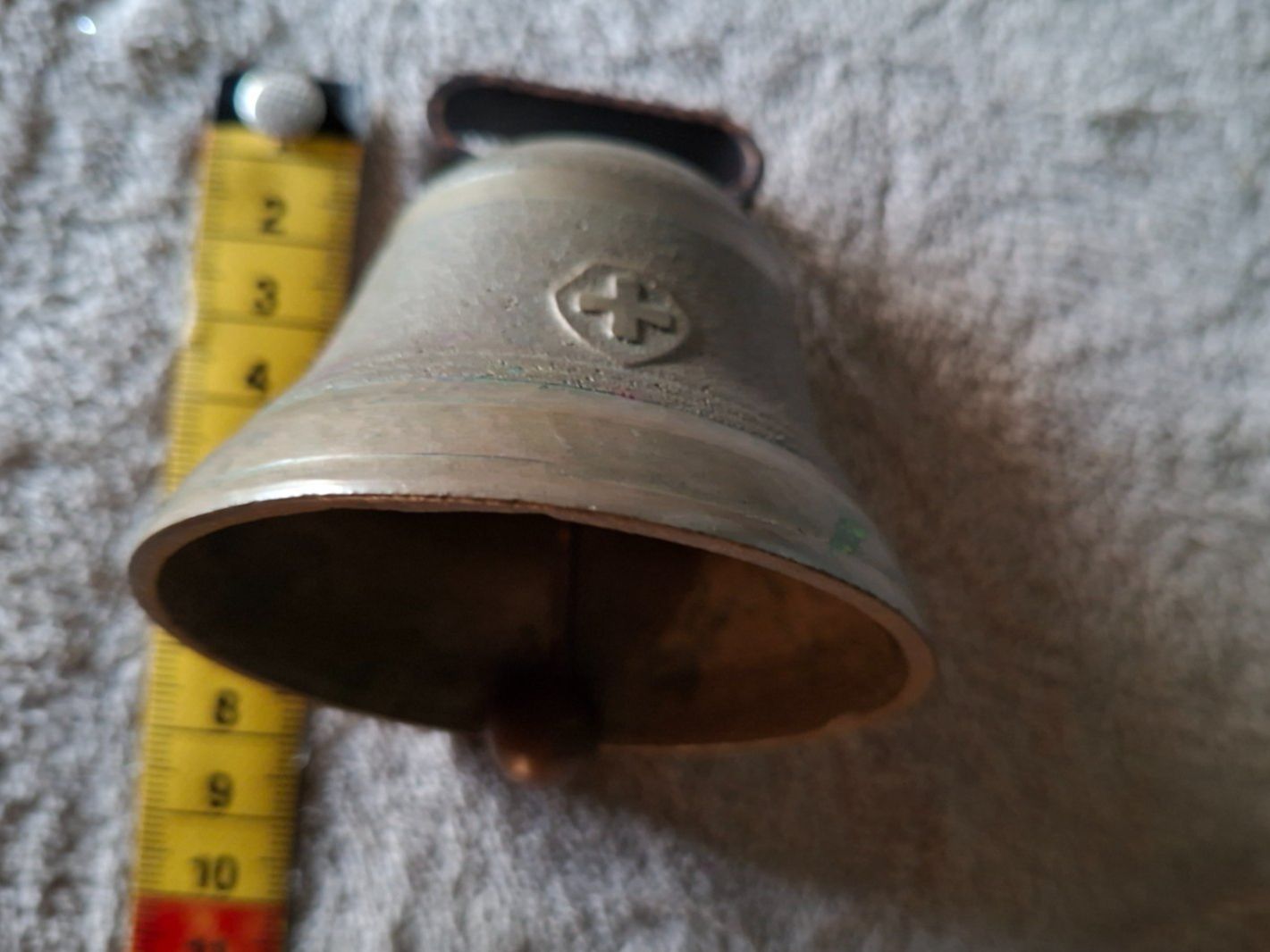 Campanacci mucche: Schweizer Glocke mit Schweizer Kreuz aus  massivemMessing – Usato da Otelfingen venduto da silver-moon 3
