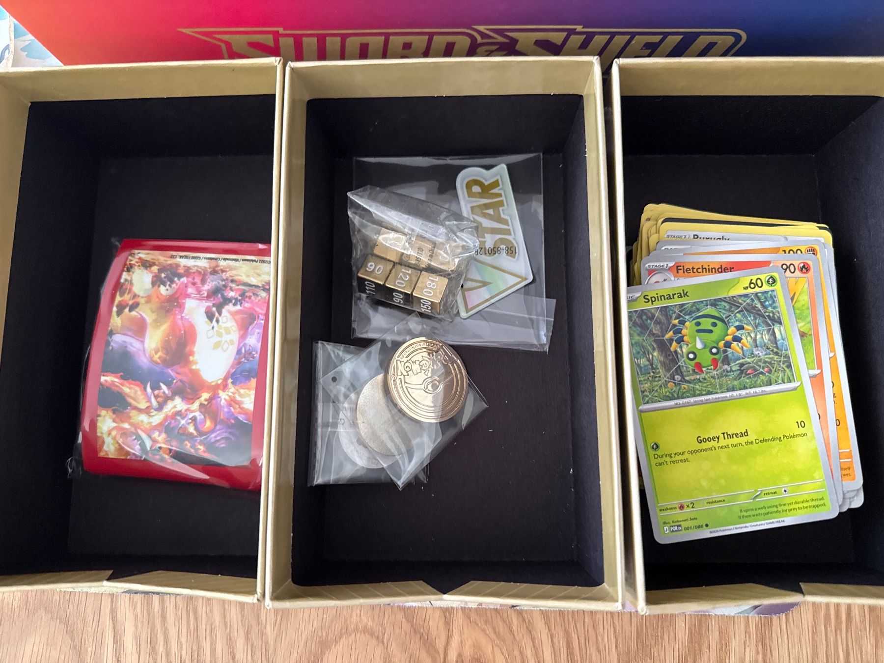 Pokémon Carte collezionabili: UPC Charizard Ultra Premium Collection Box EN geöffnet 5 – Nuovo (secondo la descrizione) da Niederweningen venduto da rimicanardo 2