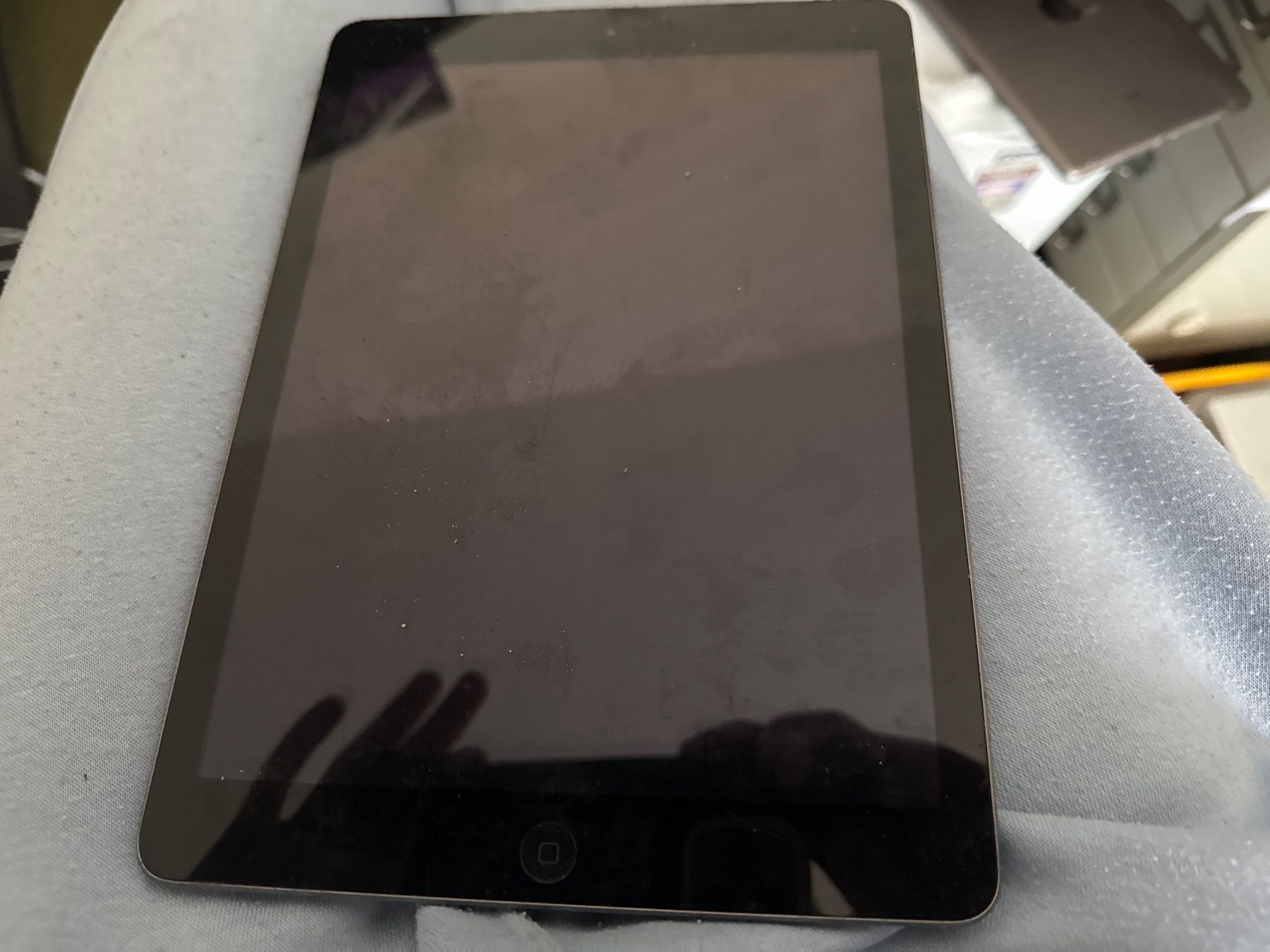 Apple Tablet PC: Ipad Air -A1474- icloude / Display top – Difettoso da Olten venduto da HoYa01 1