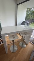 Hochglanz Bar mit zwei Barstühlen Metall/Weiss