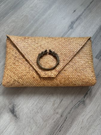 Pochette en paille tressée avec fermoir dragon état neuf