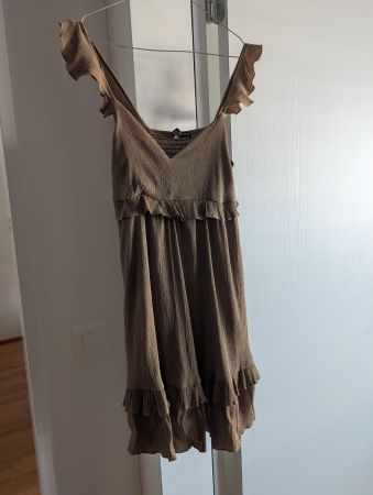 Zara Kleid  mit Rüschen und Nieten guter Zustand