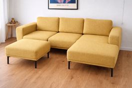 Moderne Eckcouch mit Beistellhocker – Senfgelb