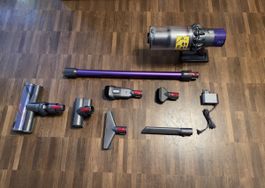 Dyson V10 mit viel Zubehör sehr wenig gebraucht Top Zustand!