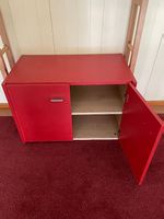 Roter Holzschrank Kommode mit 2 Türen
