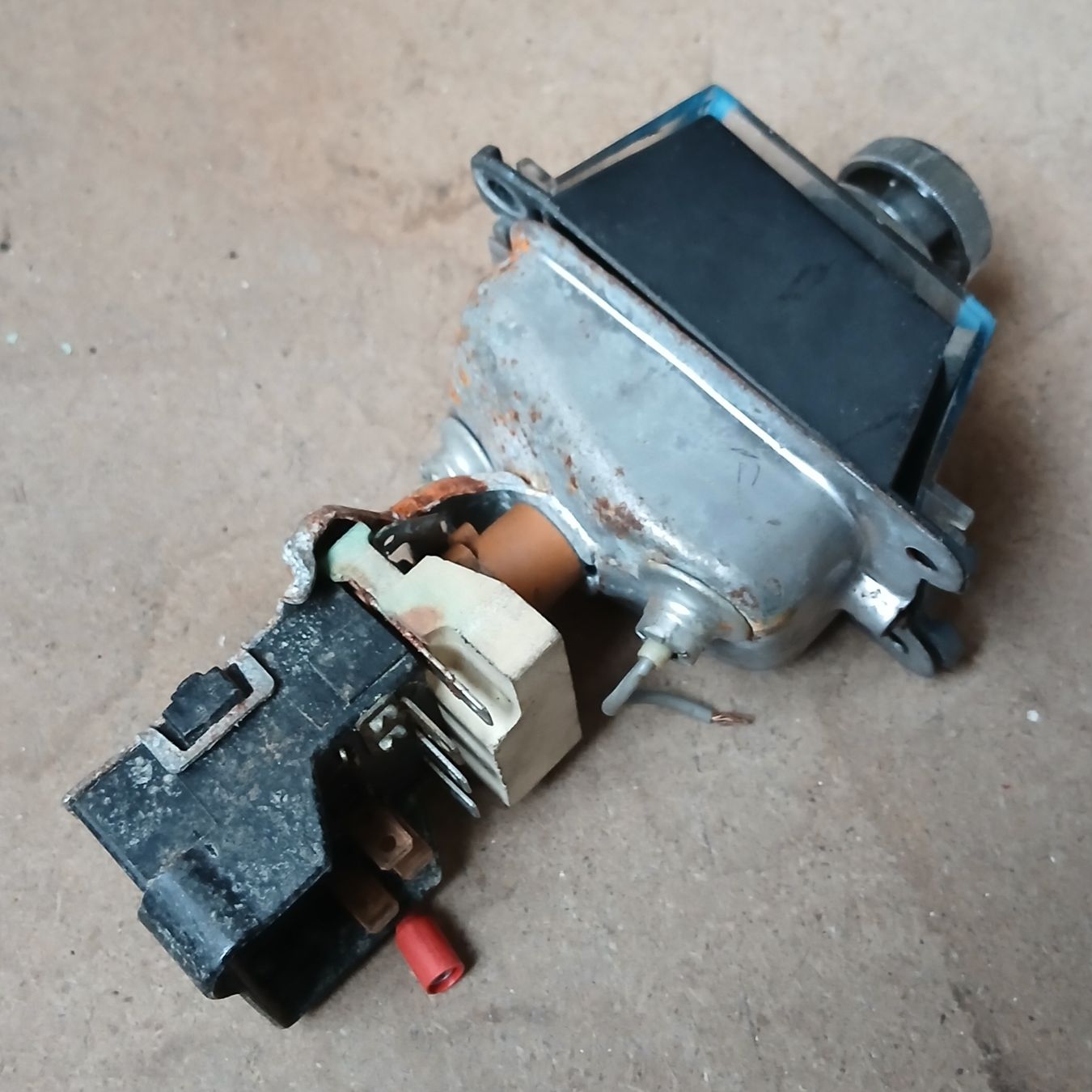 Cadillac Tutti pezzi di ricambio auto: Commande de phare Cadillac 1976 – Usato da la heutte venduto da Auto-stock 2