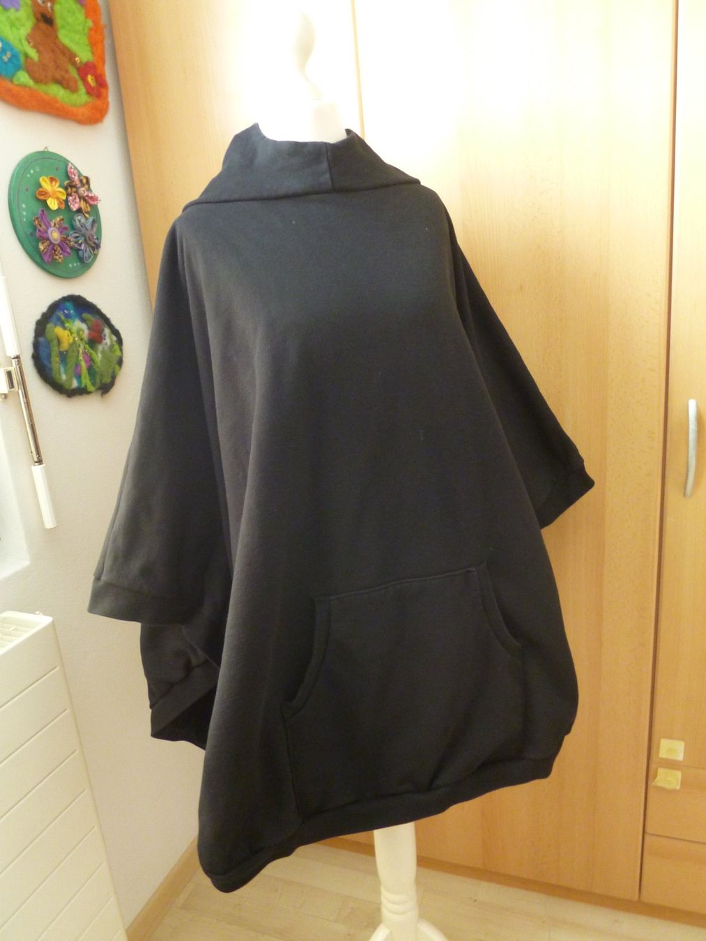Altro in  Abbigliamento & Accessori: schwarzer onesize Kapuzen-Poncho /  Cape – Usato da Dättlikon venduto da Mamakuga 3