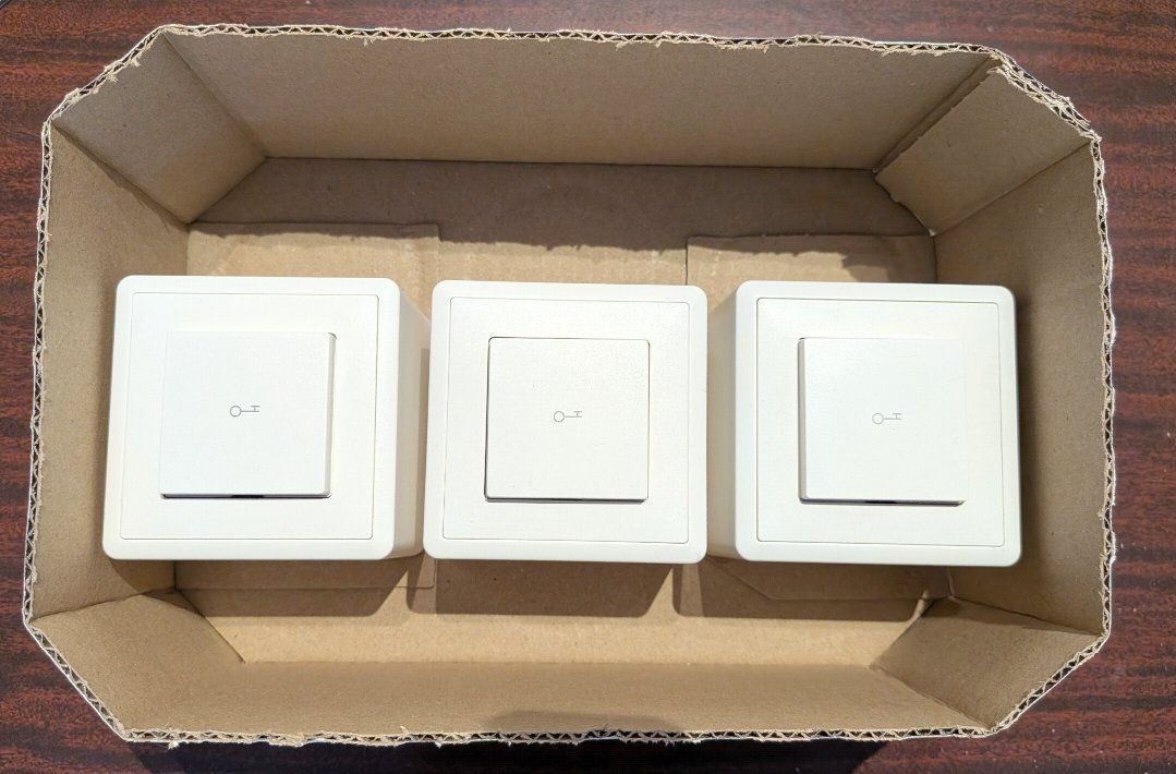 Alimentazione elettrica: 3 Poussoirs à impulsion d'ouverture de porte – Usato da Cernier venduto da Poussetofiol 3