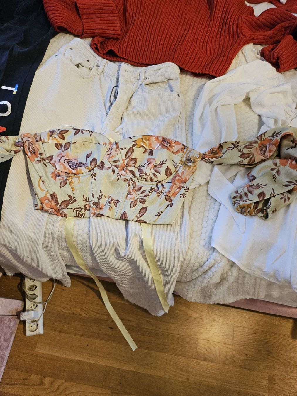 Lotti di vestiti: diverse Kleider, hosen, pullis, corset, tops – Usato da Bätterkinden venduto da trinidad103 2