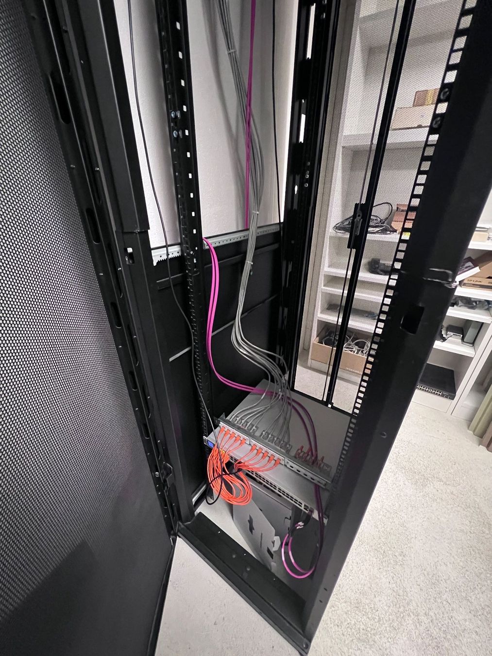 Apc Racks & Cavalletti: Serverschrank APC 48HE schwarz – Usato da Zürich venduto da wme_n5yf 2