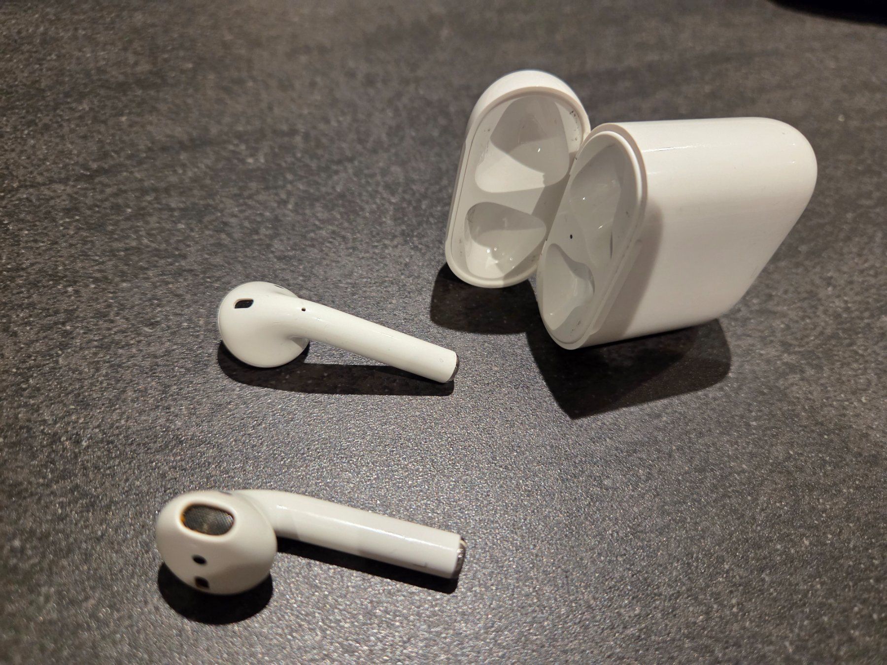Apple Cuffie: Apple Airpods 2. Generation inkl. Ladecase – Usato da Stetten SH venduto da ExtremMIB 2