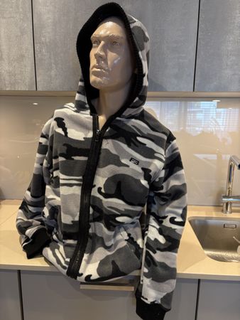 Fleecejacke Tarnmuster Grau Schwarz Kapuze Reissverschluss 
