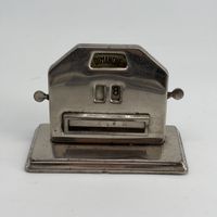 Calendrier perpétuel vintage de bureau en métal argenté.