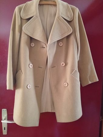 Manteau beige boutonné croisé style vintage classique