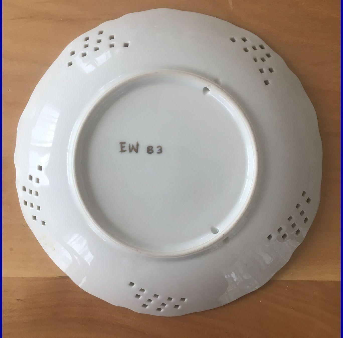 Piatti: HANDGEMALTER ANBIETTELLER SAMMELTELLER sign. Initialen 1983 – Usato da Subingen venduto da Etageren 6