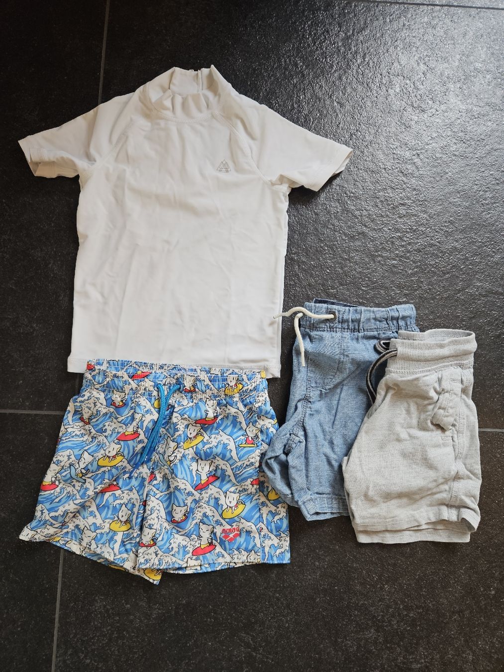 Costumi da bagno: Badehose + UV Schutz Shirt Gr. 2-3 J – Usato da Lufingen venduto da chr_nhh6