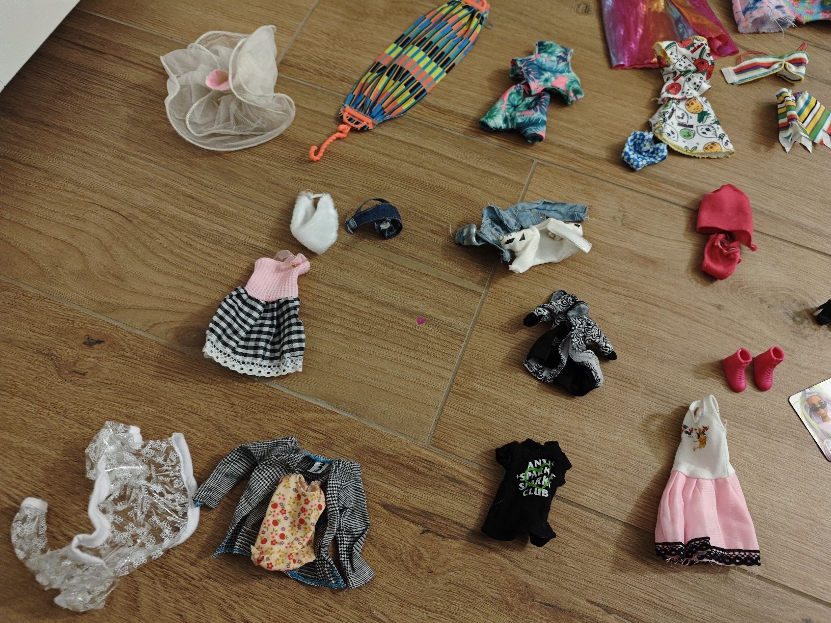 Giocattoli: Barbiekleider, -schuhe, Sonnenbrillen etc. – Usato da Gibswil venduto da jibbi01 4