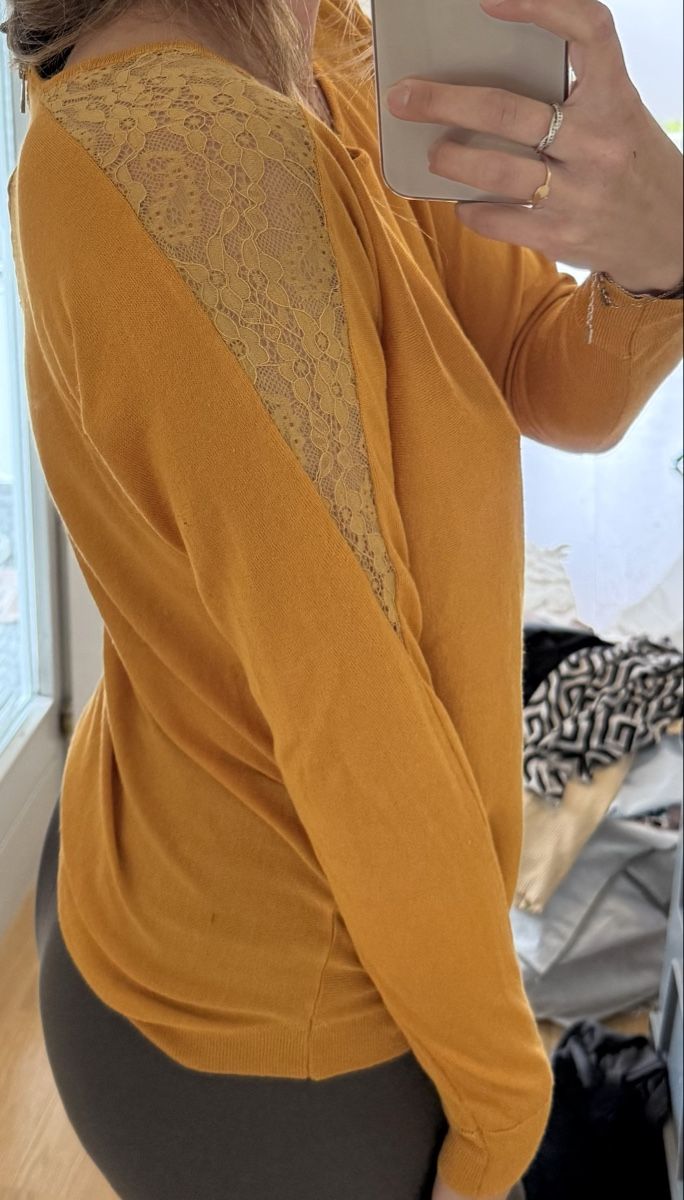 Pulls & Sweat-shirts: Senfgelber Pullover mit Spitze - Grösse  S - Top Zustand – D'occasion à Oberhofen Thun'see par ClaudiaKelesh 1