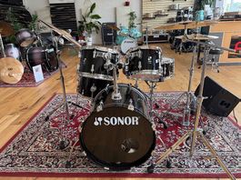 Akustik Drumset SONOR AQ1 22 Zoll Piano Black Komplettset