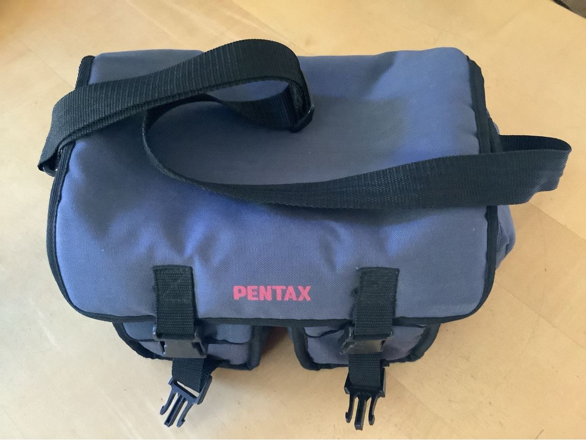 Pentax Fotocamera: Fotokamera Set Pentax P50 mit 2 Objektiven und Blitz – Usato da Arisdorf venduto da Poschti1 4