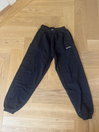 Urban Outfitters andSchwarz Jogginghose "iets frans..." Gr. 