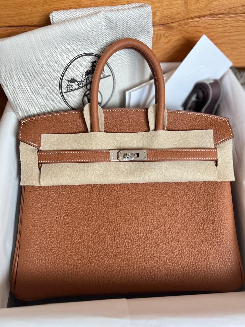 Hermès Taschen für Damen: NEW Birkin 25 Gold Togo – Neu und originalverpackt aus Genève von Allforless 2