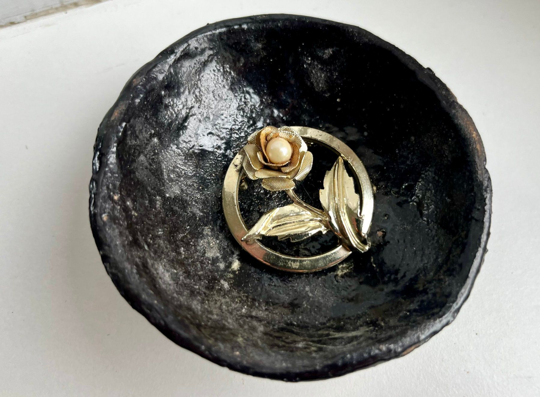 Broschen & Nadeln: Vintage-Brosche goldfarben mit Rose und Perle – Gebraucht aus Wädenswil von Aniares2 3